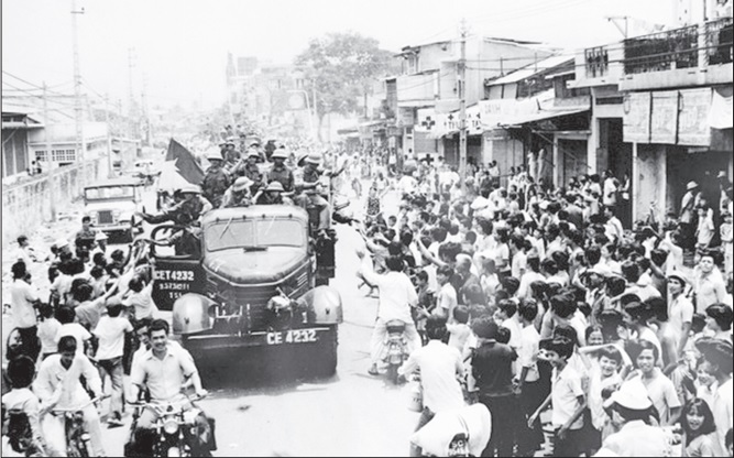 Người dân Sài Gòn đổ ra đường chào đón đoàn quân giải phóng năm 1975.