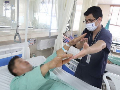 BS. Phan Ngọc Nhu kiểm tra chức năng vận động cho bệnh nhân. Ảnh: BVCC