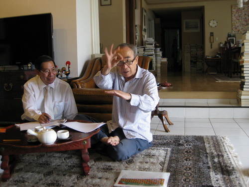 Dịch giả Lê Đăng Hoan (bên trái) thăm nhà thơ Ko-Un tại Hàn Quốc.