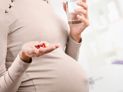 Phụ nữ mang thai cần bổ sung acid folic đầy đủ theo chỉ dẫn của thầy thuốc.