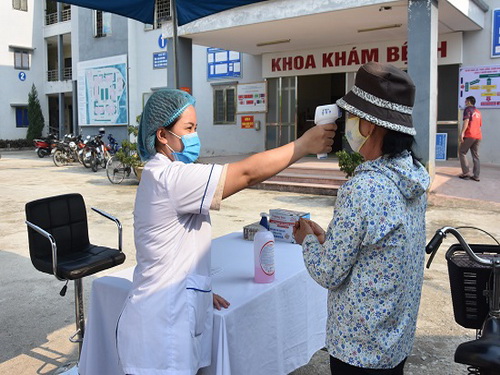 Đo thân nhiệt cho người dân khi đến cơ sở y tế của Điện Biên.