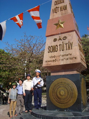 Nhà báo, nhà viết kịch Lê Quý Hiền (thứ 2 từ trái sang) trong chuyến công tác ở đảo Trường Sa.
