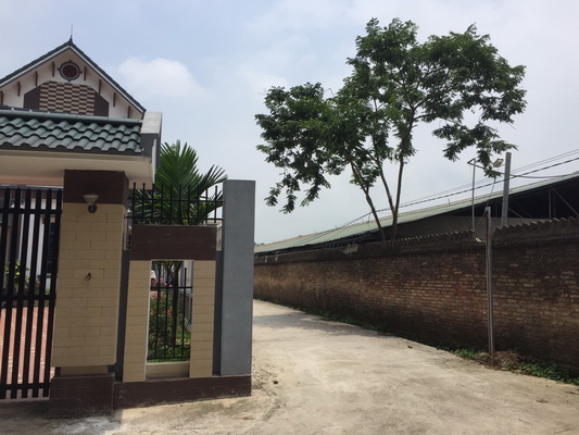 Trang trại gà (bên phải ảnh) ngay cạnh các hộ dân bốc mùi, gây ô nhiễm môi trường.