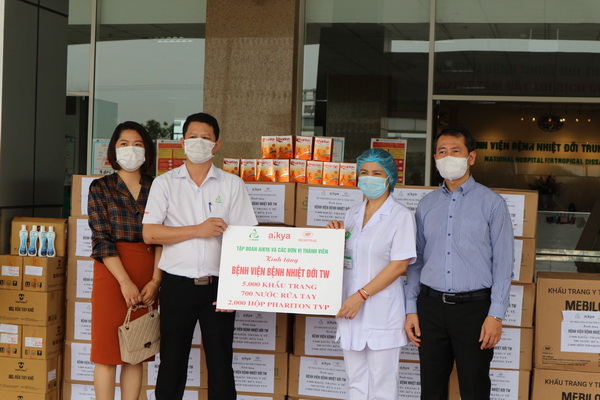 Trao tặng thực phẩm BVSK, nước rửa tay khô kháng khuẩn và khẩu trang y tế cho BV Bệnh Nhiệt đới Trung ương (cơ sở Đông Anh).