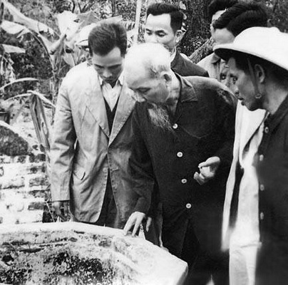 Bác Hồ thăm giếng nước xã Nam Chính 15/2/1965. (Ảnh: Bảo tàng Hồ Chí Minh)