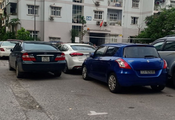 Bãi trông xe không phép tại chung cư 5A, 5B Lê Đức Thọ ngang nhiên hoạt động chiếm dụng cả sân chơi khu chung cư nhiều ngày qua vẫn chưa bị xử lý.