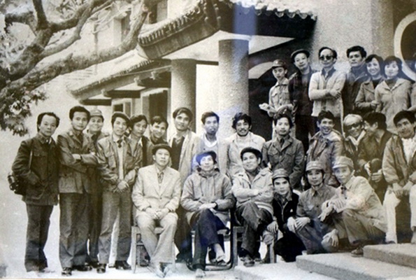 Nhà thơ Phạm Ngọc Cảnh (ngoài cùng, bên trái) cùng các cán bộ, BTV Tạp chí VNQĐ.