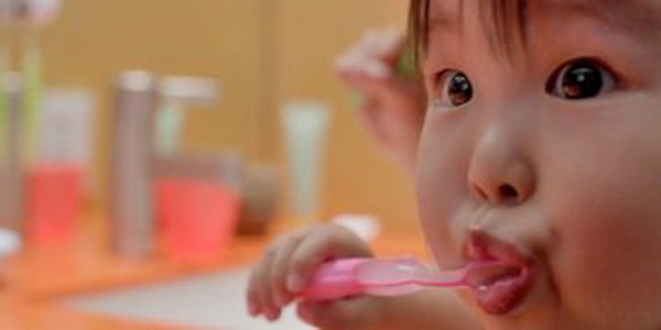 Hướng dẫn trẻ chải răng đúng cách.