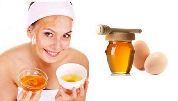 Lòng đỏ trứng pha mật ong và bột mì làm mặt nạ đắp mặt, dùng kiên trì sẽ làm biến mất các nếp nhăn nhỏ trên da.