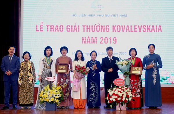 Nguyên Phó Chủ tịch nước Nguyễn Thị Doan cùng đại diện Viện VSDT TW và cá nhân tại lễ trao giải thưởng ngày 19/5/2020.