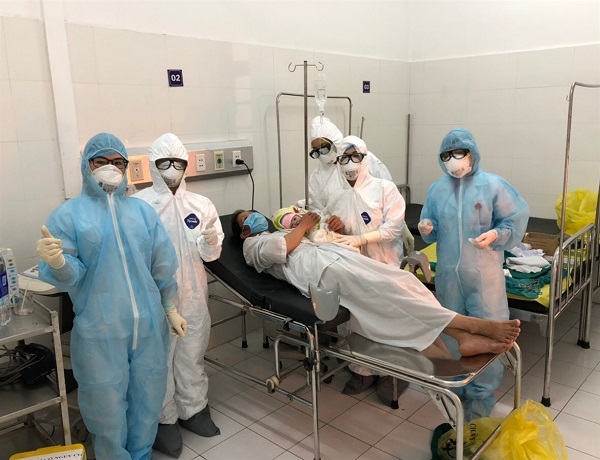 Các bác sĩ chăm sóc bệnh nhân tại khu cách ly dịch COVID-19.