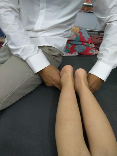 Khám cho bệnh nhân chân cao chân thấp.