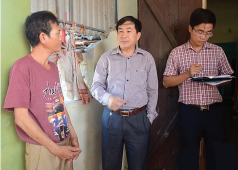 BSCKII. Nguyễn Xuân Hồng - Phó Giám đốc Sở Y tế Nghệ An (đứng giữa) cùng đoàn công tác nắm bắt tình hình bệnh dại tại gia đình các nạn nhân ở huyện Nghi Lộc.