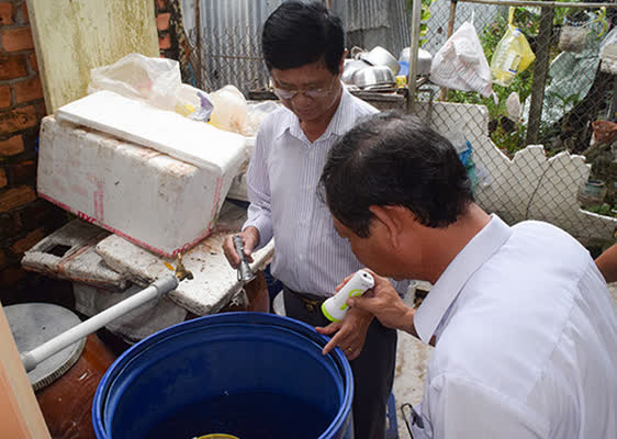 BSCKI. Huỳnh Văn Nhanh – Phó giám đốc Sở Y tế kiểm tra công tác phòng chống SXH tại huyện Cờ Đỏ.