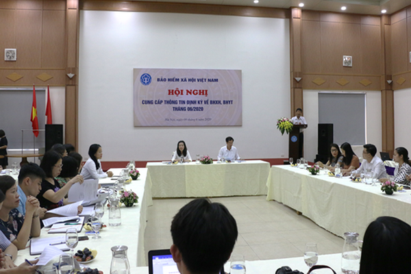 Phó Tổng Giám đốc BHXH Việt Nam Đào Việt Ánh cùng các đại biểu tham dự hội nghị.