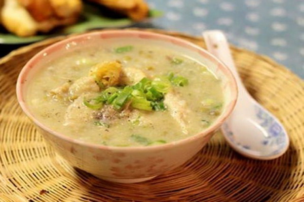 Đậu xanh có công năng thanh nhiệt dưỡng âm trừ phiền nhiệt, hạ khí, lợi ngũ tạng. Đậu xanh có công năng thanh nhiệt dưỡng âm trừ phiền nhiệt, hạ khí, lợi ngũ tạng.