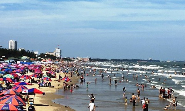Nên tuân thủ khoảng cách khi đi biển.