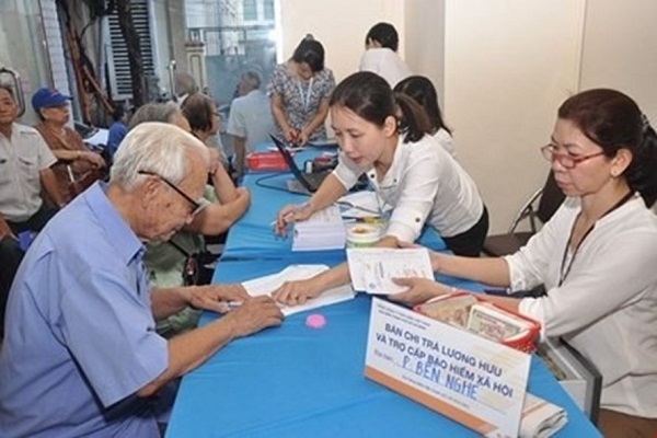 Chi trả lương hưu và trợ cấp cho người dân.