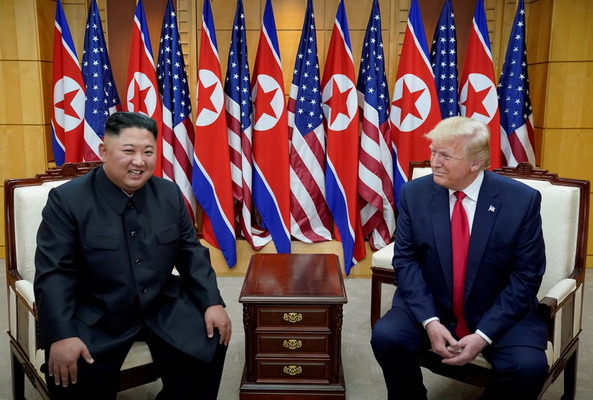 Nhà lãnh đạo Triều Tiên Kim Jong-un và Tổng thống Mỹ Donald Trump gặp nhau trong thượng đỉnh Mỹ-Triều.