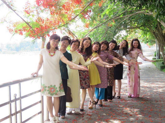 Nữ sĩ Phan Thị Thanh Nhàn (thứ hai từ trái sang) cùng các nữ văn sĩ tại Hà Nội.