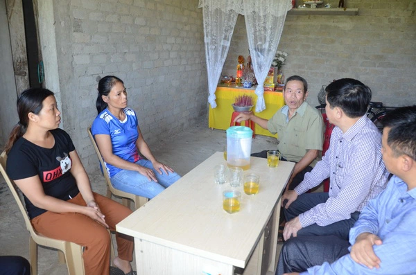 Đoàn công tác Sở Y tế Nghệ An nắm bắt tình hình tại gia đình các trường hợp tử vong do bệnh dại ở huyện Nghi Lộc.