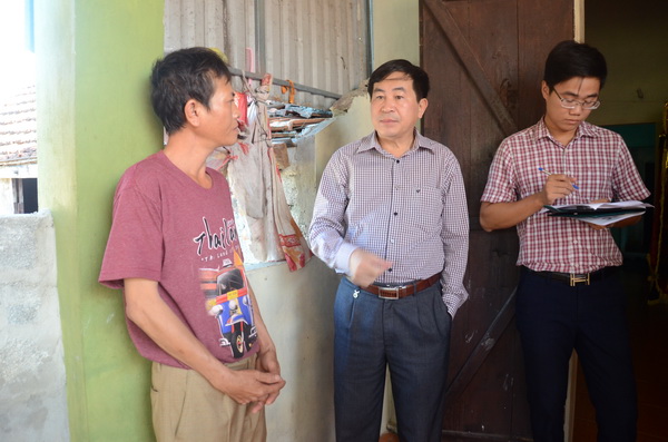 BSCKII. Nguyễn Xuân Hồng, Phó Giám đốc Sở Y tế (người đứng giữa) nắm bắt tình hình tại một gia đình có trường hợp tử vong do bệnh dại ở huyện Nghi Lộc.