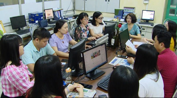 Lãnh đạo và phóng viên, biên tập viên Báo SK&ĐS thảo luận, triển khai bản tin COVID-19 trong trạng thái bình thường mới. Ảnh: PV