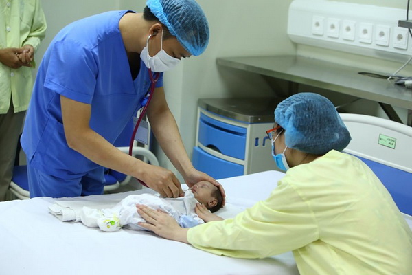 Các bác sĩ thăm khám lại cho bệnh nhi.