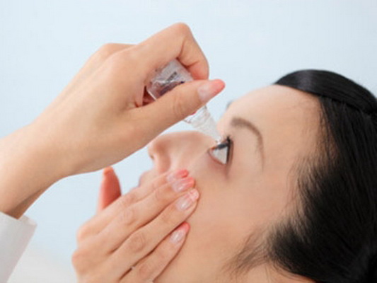 Xử trí và sơ cứu khi bị xước giác mạc.