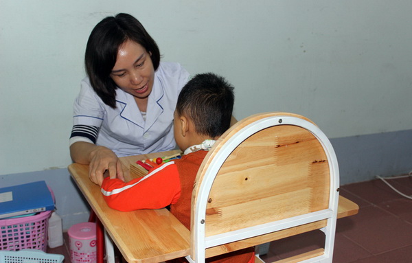 Chăm sóc, trị liệu cho trẻ có vấn đề về nhận thức tại Bệnh viện YHCT và PHCN tỉnh Bắc Ninh.