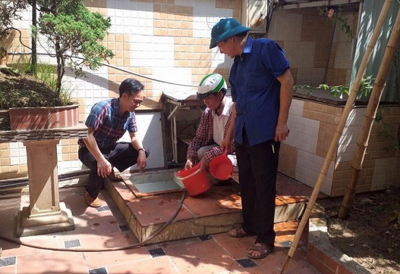Kiểm tra bể chứa nước của hộ gia đình.