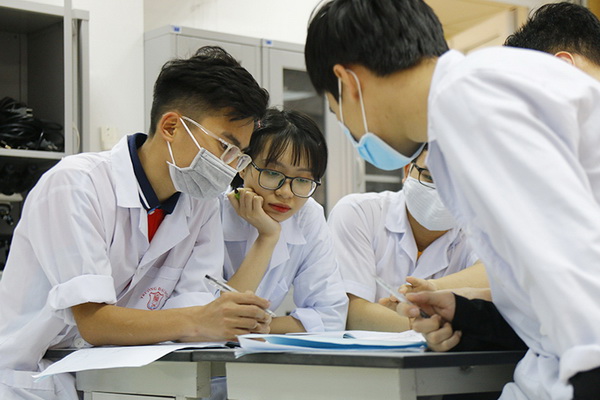 Các bạn sinh viên y khoa thường có nhiều băn khoăn sau khi tốt nghiệp. Các bạn sinh viên y khoa thường có nhiều băn khoăn sau khi tốt nghiệp.