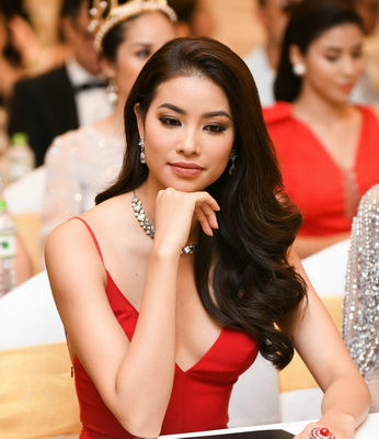 Hoa hậu Phạm Hương lựa chọn rời xa showbiz khi tên tuổi đang ở đỉnh cao.