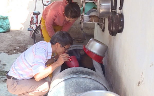 Cán bộ kiểm soát dịch bệnh kiểm tra công tác phòng chống sốt xuất huyết ở huyện Vạn Ninh, Khánh Hòa.