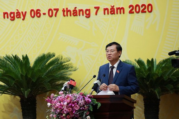 Chánh án TAND TP. Hà Nội Nguyễn Hữu Chính báo cáo tại kỳ họp.