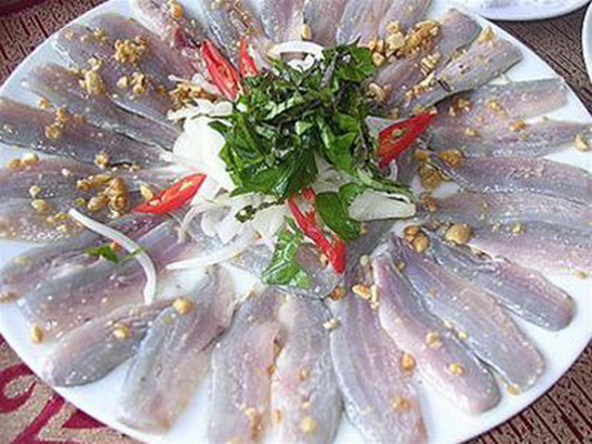 Thói quen ăn gỏi cá, tiết canh rất dễ nhiễm sán xơ mít.