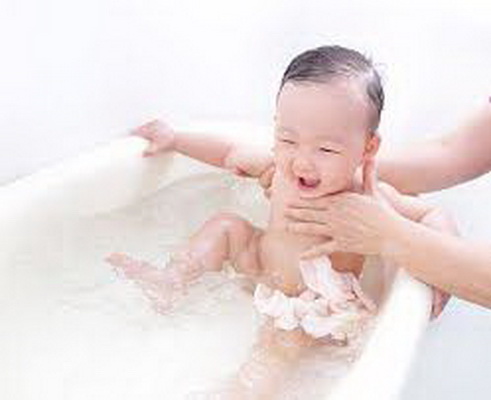 Tắm cho trẻ hàng ngày để giữ da luôn sạch sẽ, hạn chế rôm sảy.