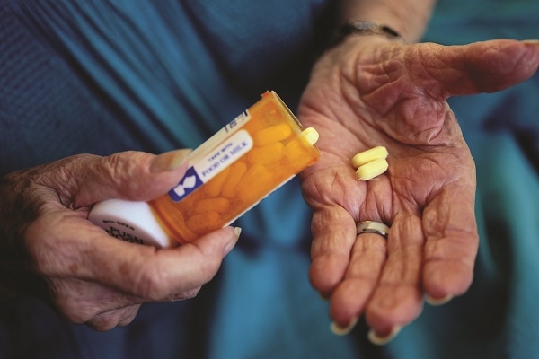 Thận trọng dùng các thuốc kháng cholinergic cho người cao tuổi.