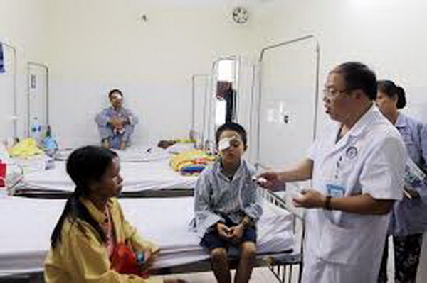 Thăm khám cho bệnh nhi tại Bệnh viện Mắt Trung ương.