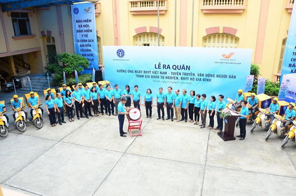 Phó Tổng Giám đốc Bảo hiểm Xã hội Việt Nam Trần Đình Liệu đánh trống phát động Lễ ra quân hưởng ứng Ngày BHYT Việt Nam - Tuyên truyền vận động người dân tham gia BHXH tự nguyện, BHYT hộ gia đình.