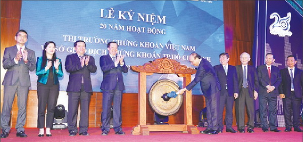 Thủ tướng Nguyễn Xuân Phúc thực hiện nghi thức đánh cồng kỷ niệm 20 năm hoạt động thị trường chứng khoán Việt Nam và Sở Giao dịch chứng khoán TP.HCM. Ảnh: Quang Hiếu
