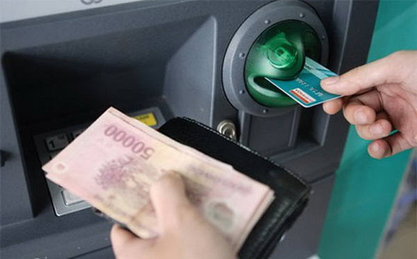 Việc nhận lương hưu, trợ cấp BHXH qua thẻ ATM mang đến nhiều lợi ích cho người nhận.