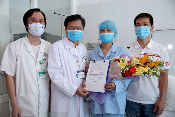 Lãnh đạo Bệnh viện HNĐK Nghệ An tặng hoa chúc mừng bệnh nhân ghép tế bào gốc điều trị ung thư máu đầu tiên.