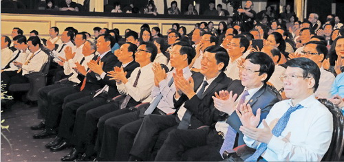 Các đại biểu tham dự buổi lễ.