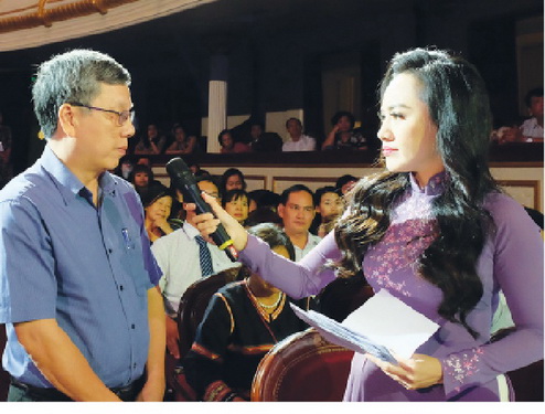 GS.TS. Nguyễn Gia Bình giao lưu cùng khán giả.