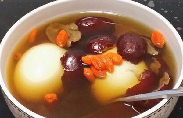 Canh kỷ tử đại táo trứng gà.