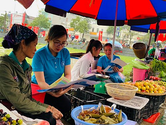 Truyền thông về chính sách BHXH, BHYT đến người dân.