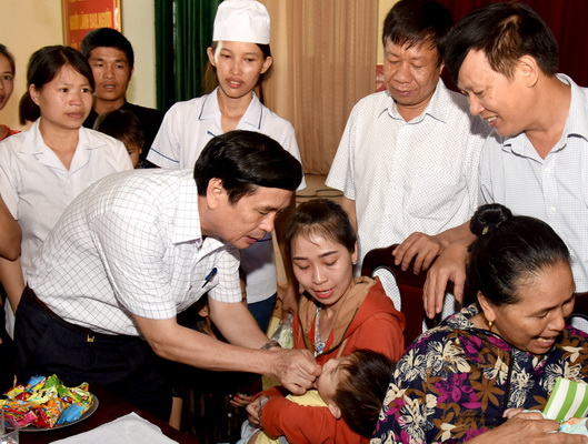 TS.BS. Nguyễn Văn Định, Giám đốc Trung tâm Kiểm soát bệnh tật cho trẻ uống vitamin A.