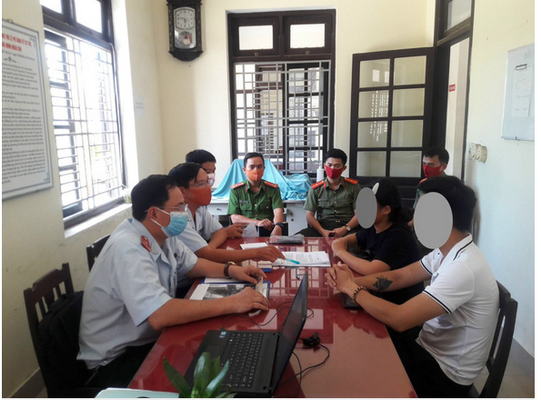 Cơ quan chức năng làm việc với chủ tài khoản Facebook Vương Huyền Túi. Ảnh: Cơ quan chức năng cung cấp