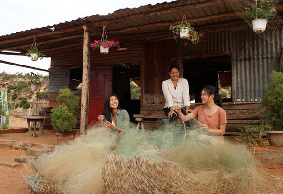 Cát đỏ - phim truyền hình xoay quanh 3 nhân vật nữ Đủ, Nhớ và Nhan vừa đến với khán giả. Cát đỏ - phim truyền hình xoay quanh 3 nhân vật nữ Đủ, Nhớ và Nhan vừa đến với khán giả.